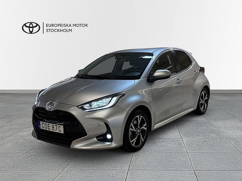 Mörkgrå Begagnad 2024 Toyota Yaris Hybrid Active Halvkombi | 239 900 kr (Marknadspris) - Bild 1/4