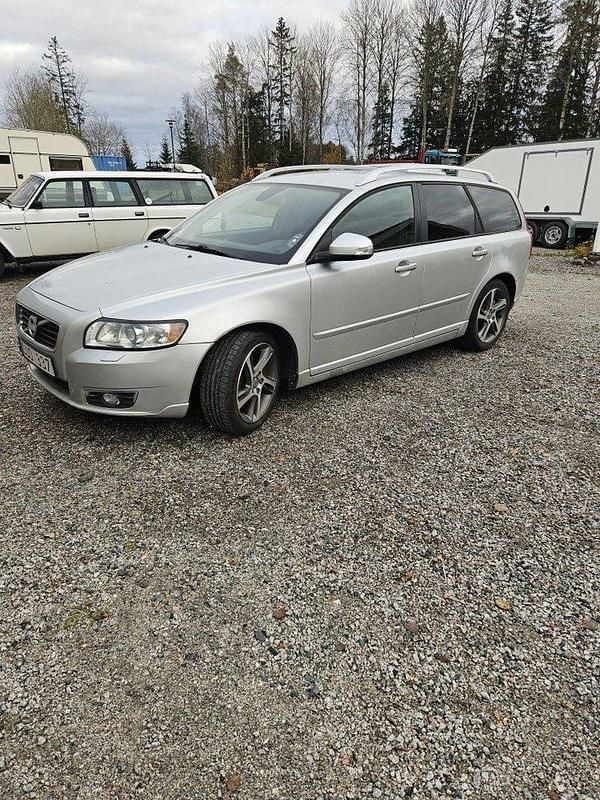 Grå Begagnad 2012 Volvo V50 Momentum Kombi | 49 000 kr (Marknadspris) - Bild 1/4