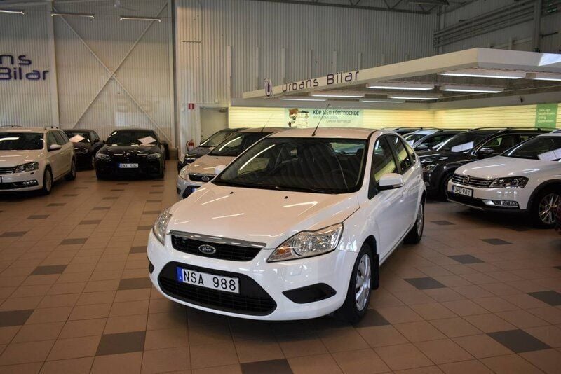 Vit Begagnad 2010 Ford Focus Halvkombi | 59 900 kr - Bild 1/4