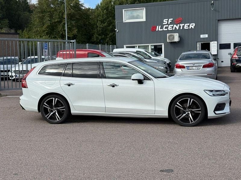 Vit Begagnad 2021 Volvo V60 Momentum Kombi | 239 000 kr (Bra pris) - Bild 1/4
