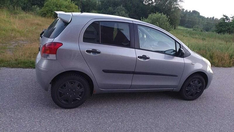 Grå Begagnad 2009 Toyota Yaris Halvkombi | 33 000 kr (Bra pris) - Bild 1/4