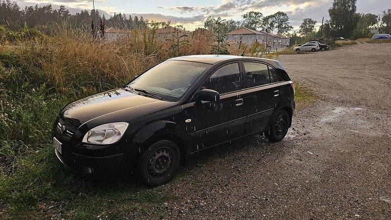 Svart Begagnad 2006 Kia Rio 4 Halvkombi | 18 500 kr (Marknadspris) - Bild 1/4