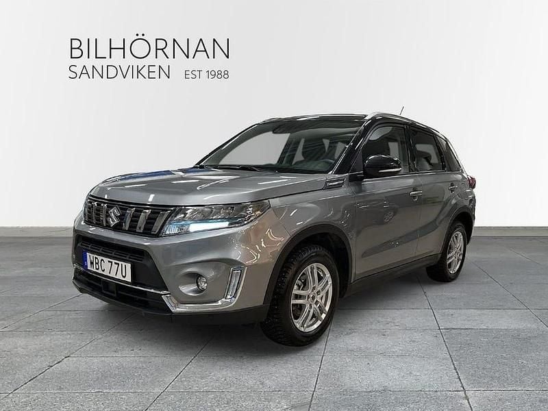 Grå Begagnad 2024 Suzuki Vitara SUV | 289 900 kr (Marknadspris) - Bild 1/4