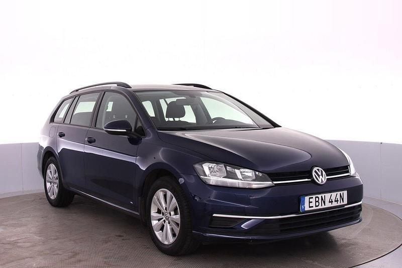 Mörkblå (atlantic blue metallic) Begagnad 2020 VW Golf VII Kombi | 179 000 kr (Marknadspris) - Bild 1/4