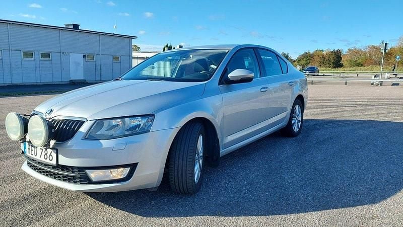 Silver Begagnad 2015 Skoda Octavia Ambition Halvkombi | 98 000 kr (Marknadspris) - Bild 1/4