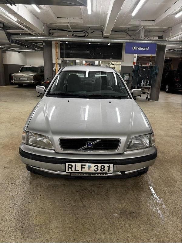 Grå Begagnad 2000 Volvo S40 SE Sedan | 35 000 kr - Bild 1/4