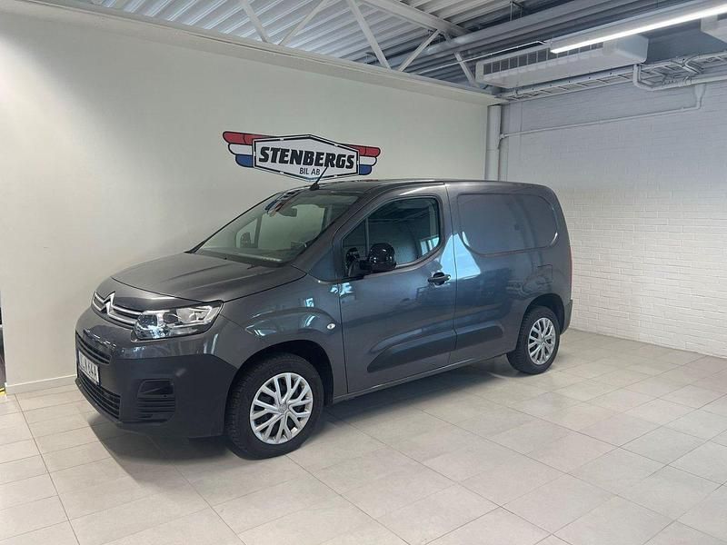 Grå Begagnad 2023 Citroën Berlingo Minibuss | 286 250 kr (Lite dyr) - Bild 1/4