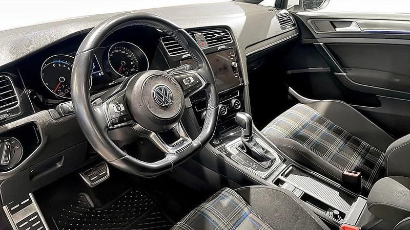 Begagnad VW Golf VIII GTE 150 HK (110 kW) 2020 Vit Halvkombi