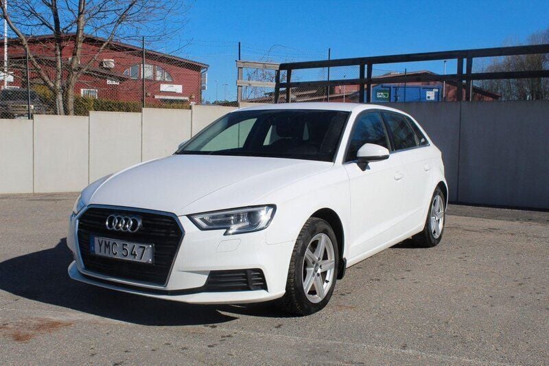 Vit Begagnad 2018 Audi A3 Sportback Proline Halvkombi | 129 000 kr (Bra pris) - Bild 1/4