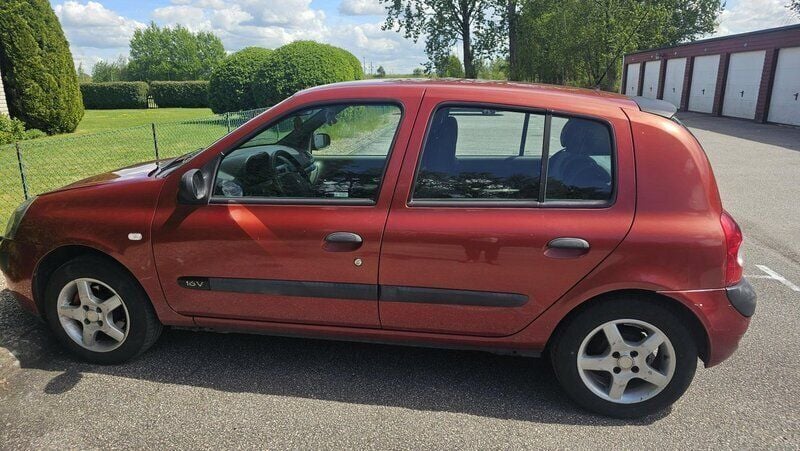 Röd Begagnad 2005 Renault Clio R.S. Expression Halvkombi | 20 000 kr (Marknadspris) - Bild 1/4
