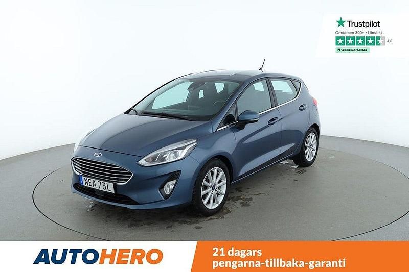 Blå Begagnad 2020 Ford Fiesta Titanium Halvkombi | 128 000 kr (Marknadspris) - Bild 1/4