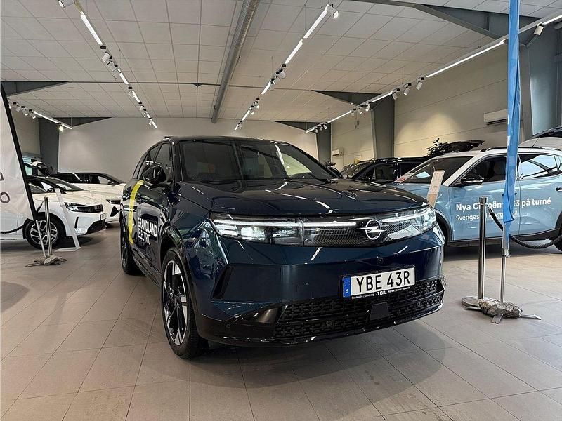 Grön (spektrum blue) Begagnad 2024 Opel Grandland Electric SUV | 655 900 kr - Bild 1/4