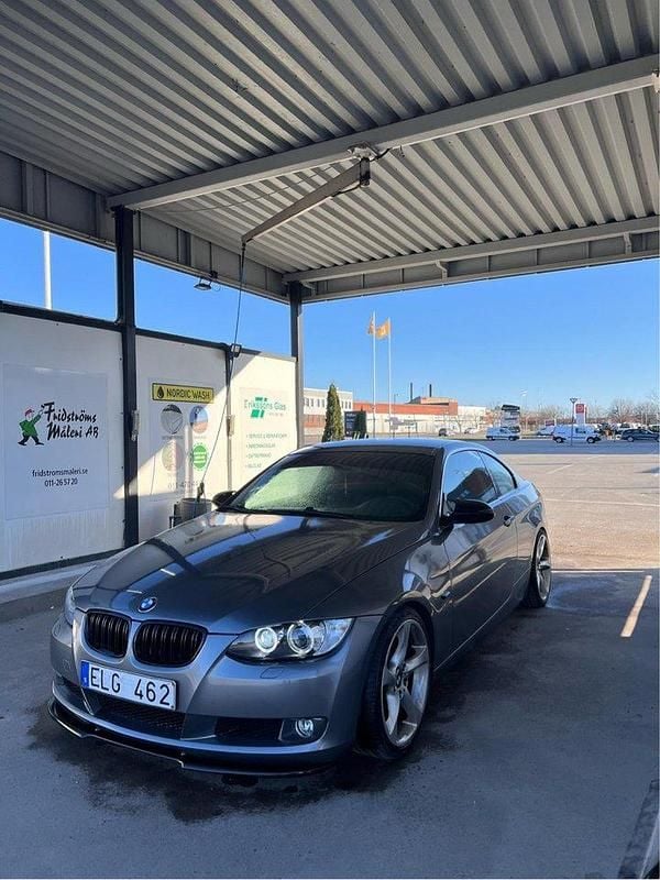 Grå Begagnad 2007 BMW 325 Sportkupé | 85 000 kr (Marknadspris) - Bild 1/4