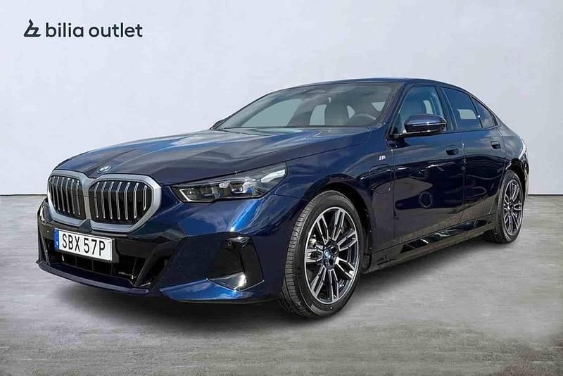 Blå Begagnad 2024 BMW 530e Sedan | 649 900 kr - Bild 1/1