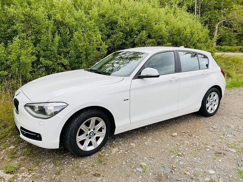 Begagnad 2015 BMW 118 Sport Line Halvkombi | 127 000 kr - Bild 1/4