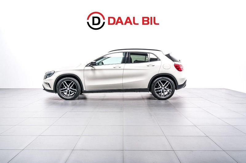 Vit Begagnad 2016 Mercedes GLA200 SUV | 239 700 kr (Marknadspris) - Bild 1/4