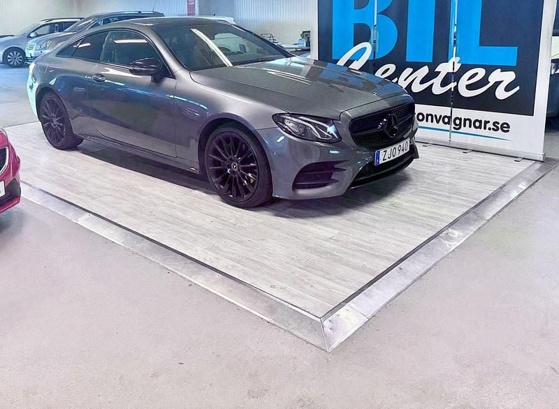 Grå Begagnad 2018 Mercedes E220 AMG line Sportkupé | 425 000 kr (Marknadspris) - Bild 1/4