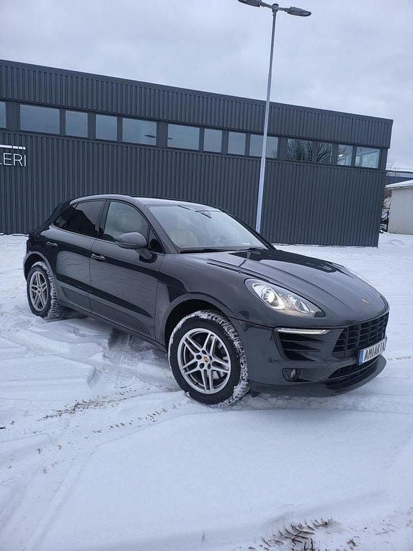 Grå Begagnad 2017 Porsche Macan Sport SUV | 340 000 kr (Superpris) - Bild 1/4