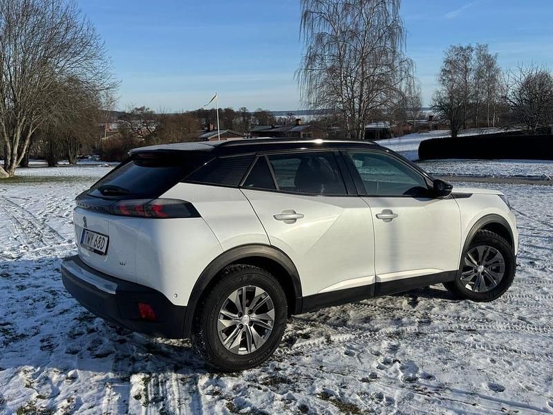 Begagnad Peugeot e-2008 GT 100 kW (136 HK) 2021 Pärlemor SUV