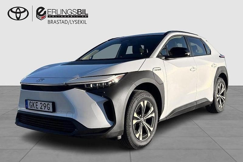 Vit Begagnad 2023 Toyota bZ4X Style SUV | 358 999 kr (Marknadspris) - Bild 1/4