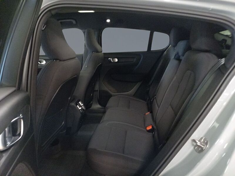 Grå Begagnad 2024 Volvo EC40 Core SUV | 409 000 kr (Superpris) - Bild 1/4