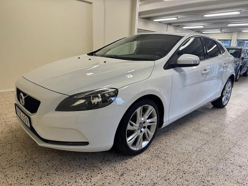 Vit Begagnad 2017 Volvo V40 Halvkombi | 162 900 kr (Marknadspris) - Bild 1/4