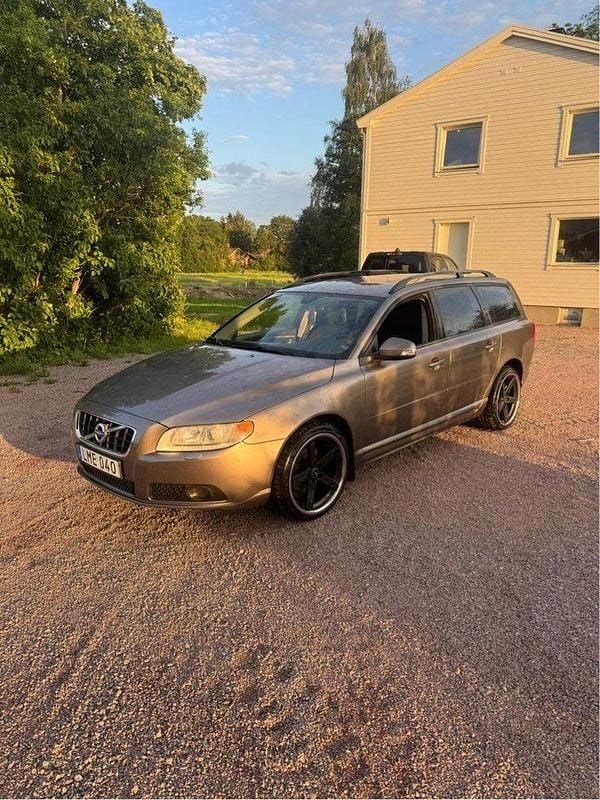 Grå Begagnad 2009 Volvo V70 Kombi | 50 000 kr - Bild 1/4