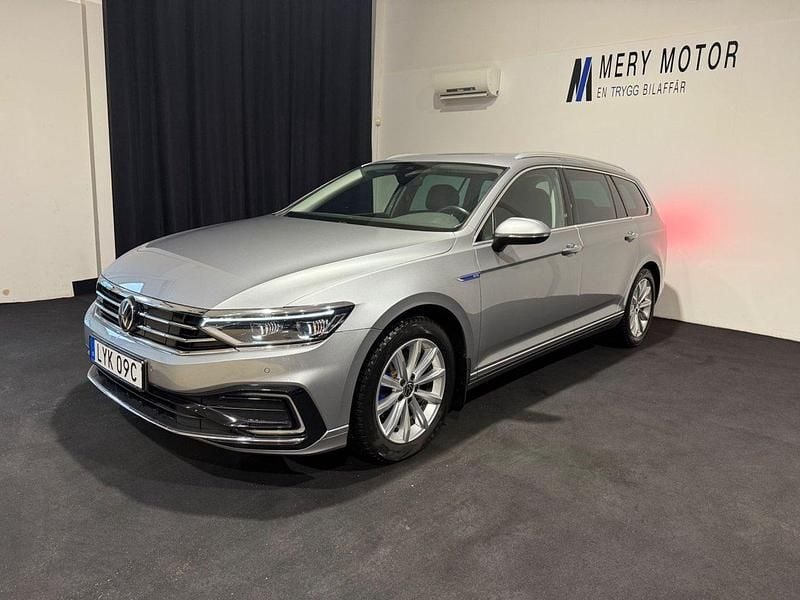 Silver Begagnad 2021 VW Passat GTE Kombi | 254 900 kr (Marknadspris) - Bild 1/4
