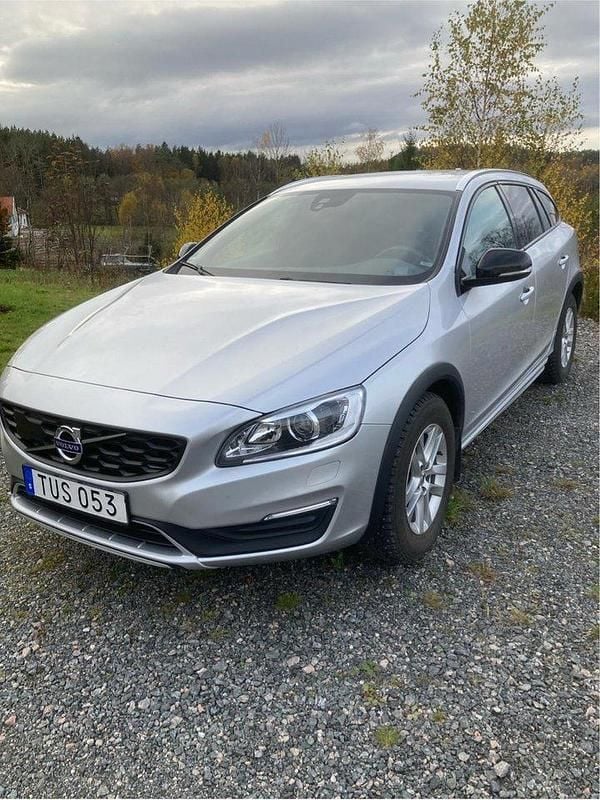 Silver Begagnad 2018 Volvo V60 CC Momentum Kombi | 260 000 kr (Superpris) - Bild 1/4