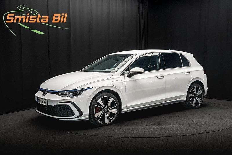 Vit Begagnad 2021 VW Golf VIII GTE Halvkombi | 298 900 kr (Marknadspris) - Bild 1/3