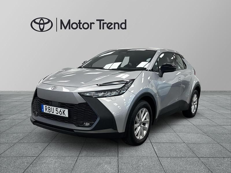 Silver Begagnad 2025 Toyota C-HR Active SUV | 379 000 kr (Bra pris) - Bild 1/4