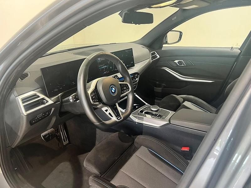 Begagnad BMW 330e M Sport 184 HK (135 kW) 2024 Grå Kombi