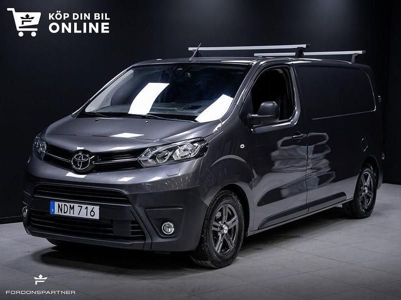 Grå Begagnad 2018 Toyota Proace Minibuss | 189 900 kr (Marknadspris) - Bild 1/3