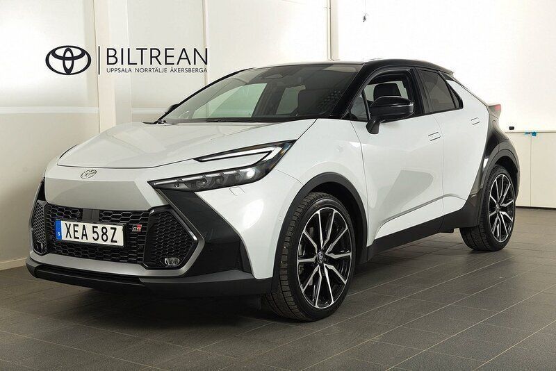Grå (silver metallic ) Begagnad 2023 Toyota C-HR Edition SUV | 429 900 kr (Bra pris) - Bild 1/3