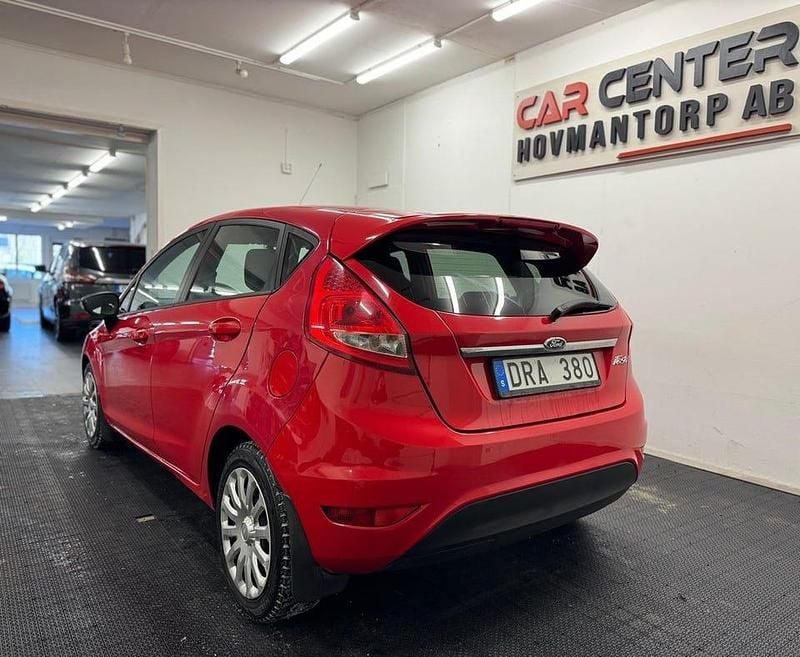 Begagnad Ford Fiesta 82 HK (60 kW) 2011 Röd Halvkombi