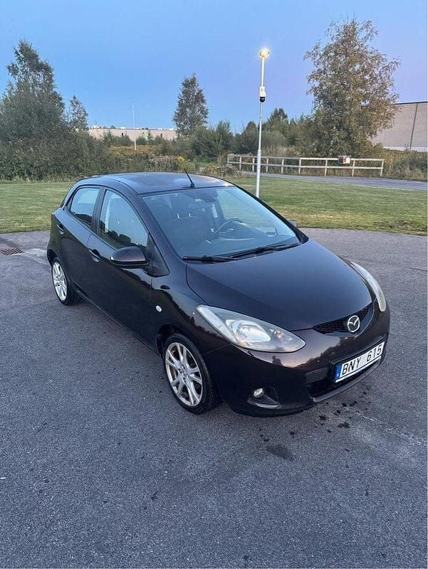 Brun Begagnad 2008 Mazda 2 Halvkombi | 37 000 kr (Marknadspris) - Bild 1/4