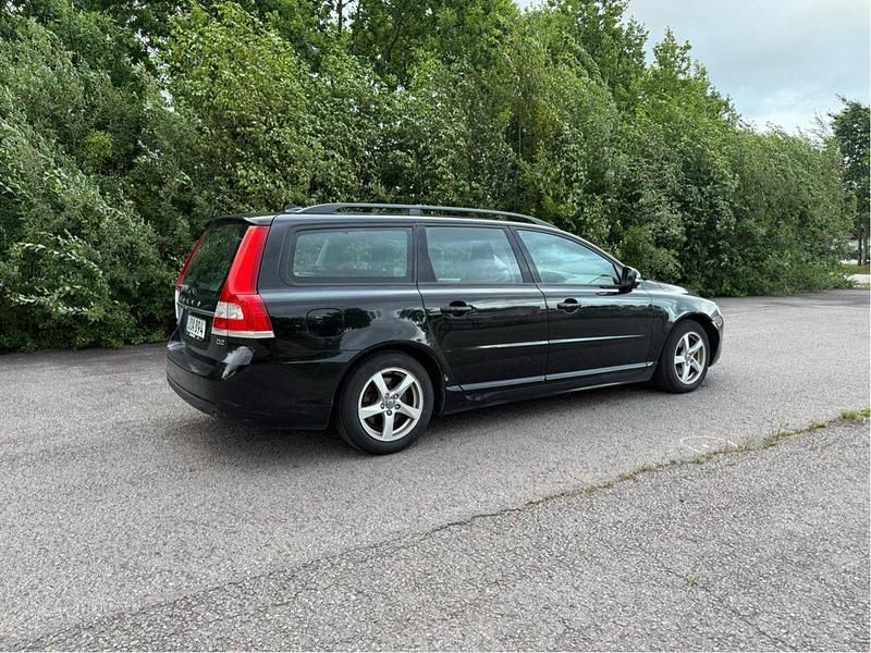 Svart Begagnad 2015 Volvo V70 Kombi | 68 800 kr (Marknadspris) - Bild 1/4