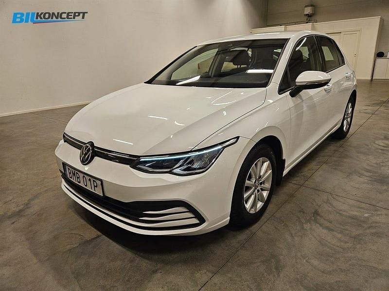 Vit Begagnad 2022 VW Golf VIII Halvkombi | 189 900 kr (Marknadspris) - Bild 1/4