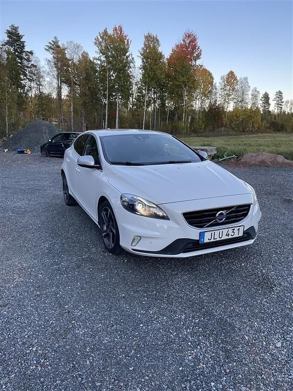 Vit Begagnad 2016 Volvo V40 R-Design Kombi | 155 000 kr (Bra pris) - Bild 1/4