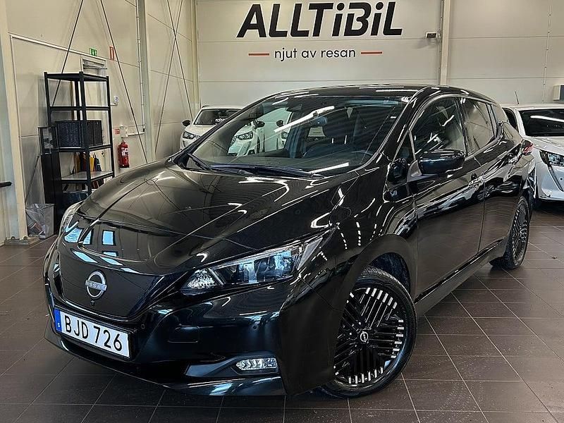 Svart Begagnad 2023 Nissan Leaf 360º Halvkombi | 244 900 kr (Marknadspris) - Bild 1/3