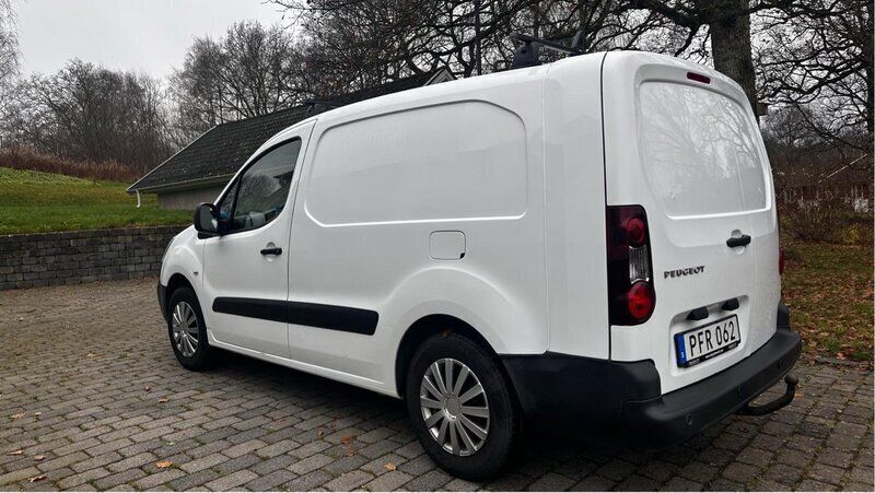 Vit Begagnad 2017 Peugeot Partner Minibuss | 79 000 kr (Lite dyr) - Bild 1/4