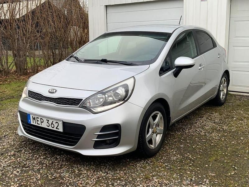 Begagnad Kia Rio 84 HK (61 kW) 2015 Grå Halvkombi