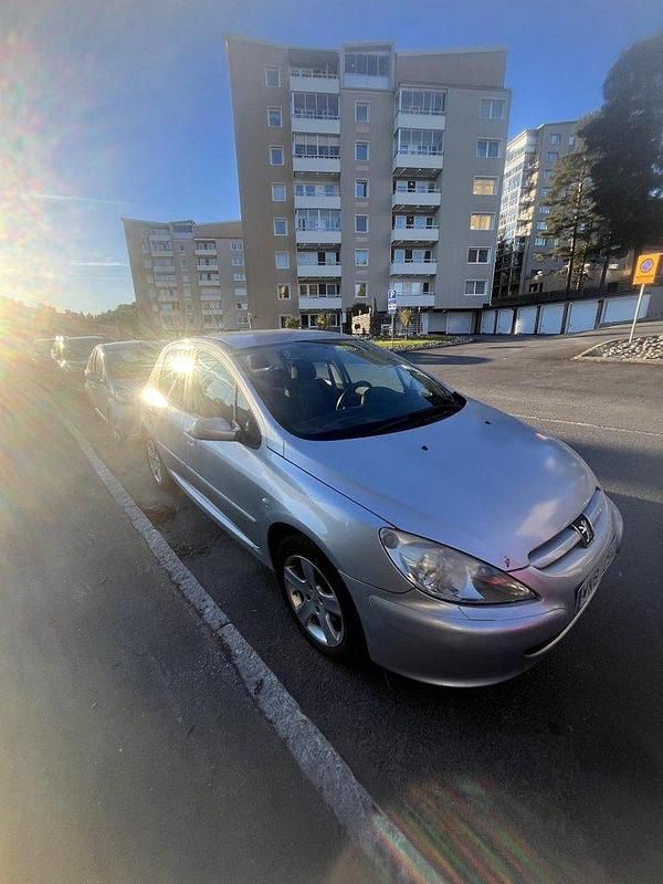Grå Begagnad 2005 Peugeot 307 Halvkombi | 17 000 kr (Marknadspris) - Bild 1/3