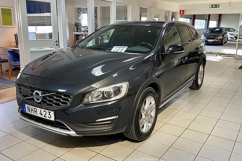 Grå Begagnad 2016 Volvo V60 CC Kombi | 169 800 kr (Bra pris) - Bild 1/4