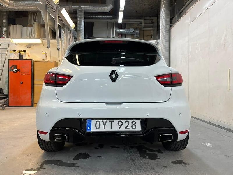 Begagnad Renault Clio IV Trophy 220 HK (161 kW) 2016