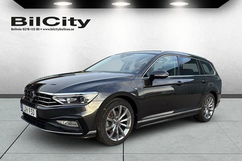 Mörkgrå (grå) Begagnad 2022 VW Passat GT Kombi | 319 000 kr (Marknadspris) - Bild 1/4