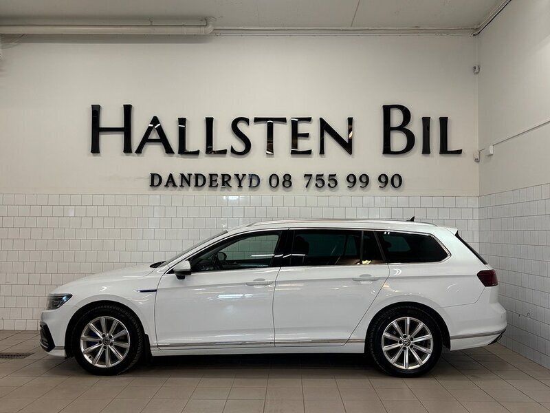 Vit Begagnad 2020 VW Passat Executive Kombi | 199 900 kr (Marknadspris) - Bild 1/4
