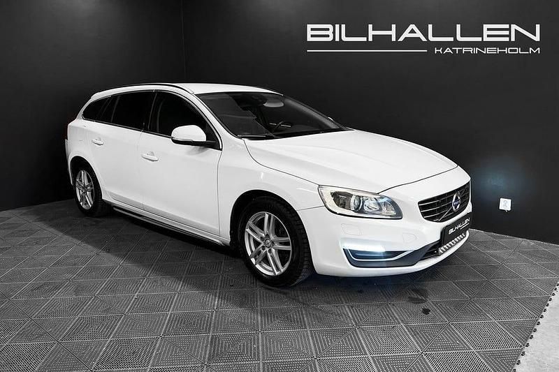 Vit Begagnad 2015 Volvo V60 Momentum Kombi | 119 700 kr (Marknadspris) - Bild 1/4