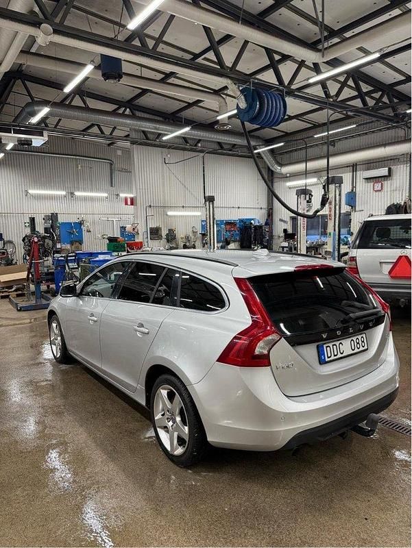 Grå Begagnad 2013 Volvo V60 Momentum Kombi | 99 000 kr (Marknadspris) - Bild 1/4