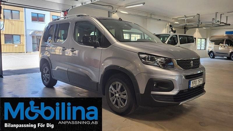Grå Begagnad 2021 Peugeot Rifter Minibuss | 249 000 kr (Marknadspris) - Bild 1/4